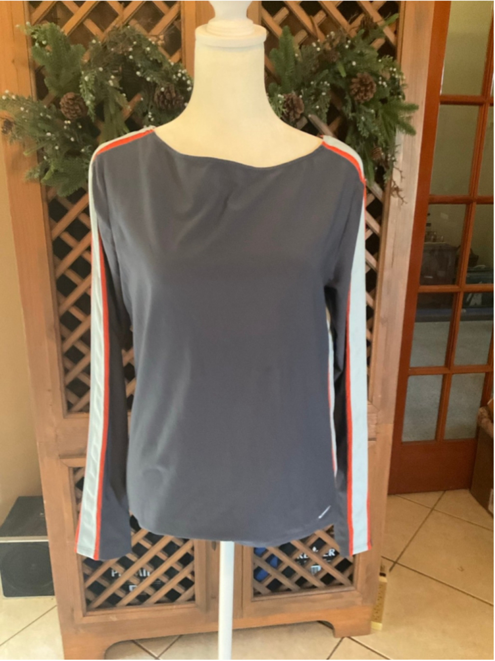 Vintage Nike Girls 12-14 Large or women’s small Long Sleeve Athletic Top